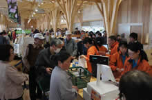 4月22日にグランドオープンを迎えた、道の駅「にちなん　日野川の郷」。多くの来客で賑わった。