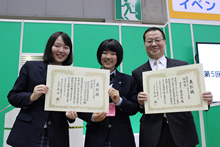 特別賞の受賞者同士で、並んで記念撮影！　左から、Nanyo Company部の渡邊麻里（当時2年生）さんと嶋田美優さん（当時1年生）、そしてEVI推進協議会の加藤孝一。