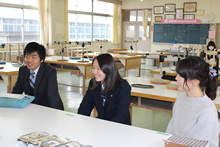 左から、顧問教諭の柘植政志先生、“社長”の渡邊麻里さん、同じく顧問教諭の三田千英子先生。