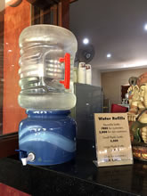 マイ・ボトル持参者の客に無料で提供している詰め替え用の飲料水