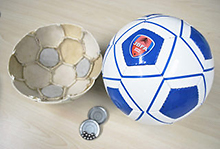 ブラインドサッカーボールは音が出るようになっており、1つ1つ手作りで作られている（© JBFA）