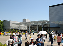 新型コロナウイルスの感染拡大前に、来館者でにぎわう大阪市立自然史博物館本館前。