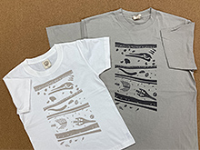 アンダーグラウンドTシャツ  3,080円（税込）。130と150サイズは白地、SからXLサイズはミルキーグレーという色展開。（イラスト：SASAMI-GEO-SCIENCE,inc.　写真提供：認定NPO法人大阪自然史センター）